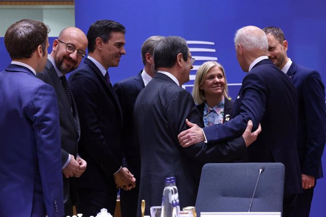 El presidente del Gobierno, Pedro Sánchez, junto a varios líderes europeos y el presidente estadounidense, Joe Biden, durante el Consejo Europeo en Bruselas