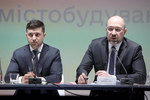 Archivo -  El presidente ucraniano Volodymyr Zelensky (izquierda) y el primer ministro ucraniano Denys Shmyhal asisten a una reunión del gobierno ucraniano
