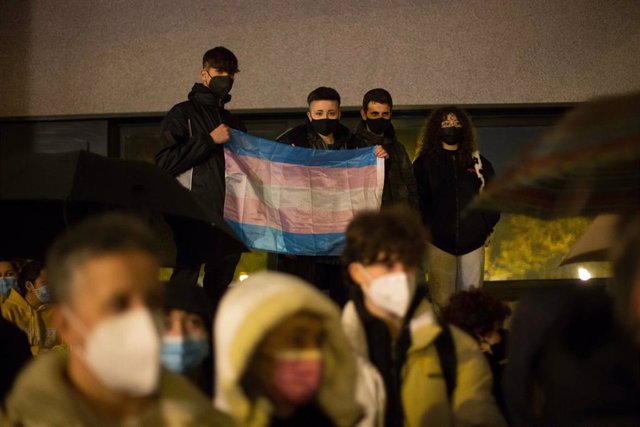 Archivo - Varias personas durante una concentración en solidaridad con la chica transexual agredida el pasado fin de semana en la Muralla de Lugo, a 5 de noviembre de 2021, en Lugo, Galicia (España). 