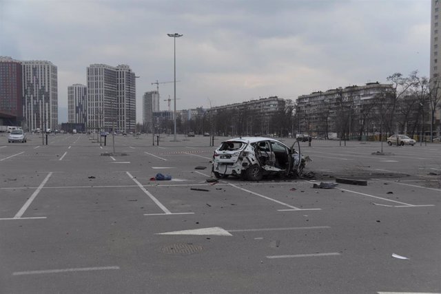 Un coche quemado en la ciudad de Kiev