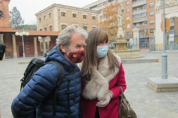 Archivo - Foto de archivo del director del Centro de Coordinación de Alertas y Emergencias Sanitarias, Fernando Simón, con la consejera de Sanidad de Aragón, Sira Repollés, en una visita del primero a Zaragoza.