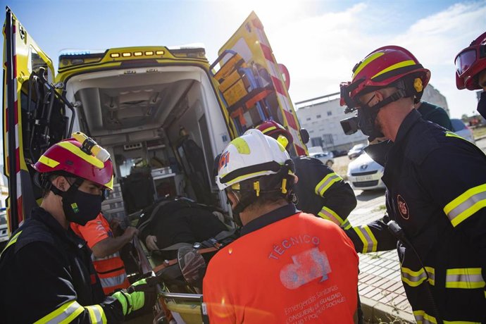 Archivo - Imagen de archivo de bomberos en un rescate