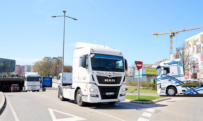 Varios camiones participan en una marcha convocada desde el polígono de Raos hasta el Centro Botín