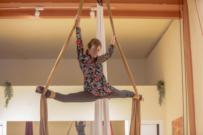 Una artista entrena con elementos acrobáticos en las instalaciones de la Escuela de Circo y Danza Kaykal de la localidad madrileña de Colmenar Viejo, a 15 de junio de 2020.