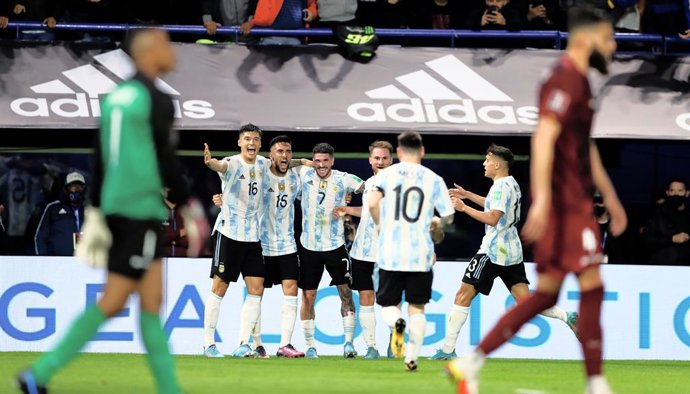 25 March 2022, Argentina, Buenos Aires: Argentina's  Nicolas Gonzalez (2nd L) celebrates with his teammates after scoring his side's first goal during the 2022 South America FIFA World Cup qualifiers soccer match between Argentina and Venezuela at Bombo