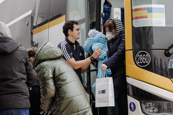 Una mujer refugiada y un niño son atendidos, a su llegada al Hospital Isabel Zendal 
