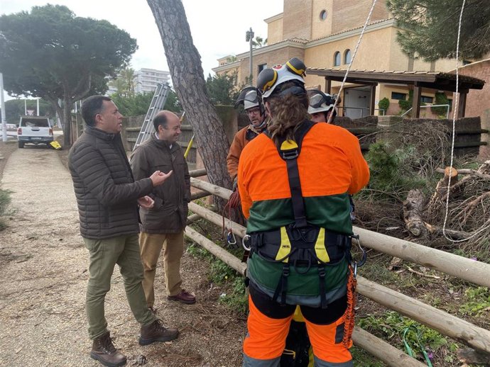 El delegado de Desarrollo Sostenible de la Junta en Huelva, José Enrique Borrallo, ha visitado las obras que lleva a cabo el grupo especializado de poda en altura en el litoral occidental.