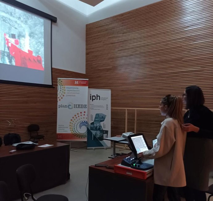 Los 9 becados con las HEBE Minero de Diputación de Huelva ultiman la formación teórica con un simulador de perforación