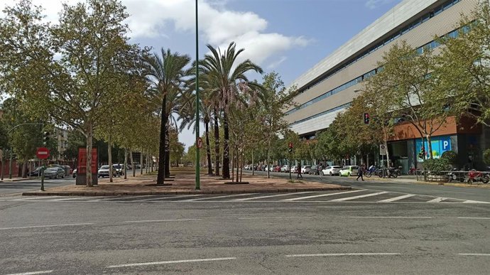 Vista del bulevar Diego Martínez Barrio, donde se ubicará el monumento a las víctimas sevillanas de campos de concentración.