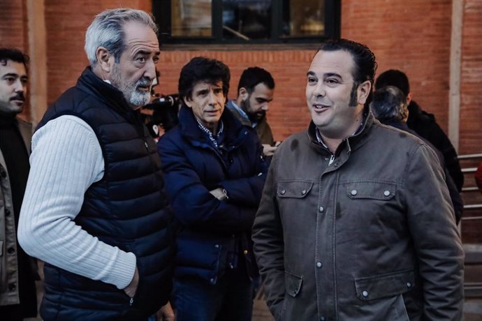 El presidente de la Plataforma Nacional en Defensa del Transporte, Manuel Hernández (d), tras su reunión con la ministra de Transportes, Movilidad y Agenda Urbana, Raquel Sánchez, en el Ministerio de Transportes