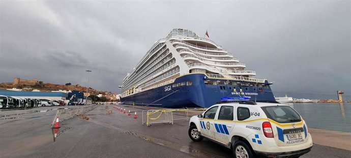 Más de 700 turistas del crucero británico Spirit of Discovery visitan Almería bajo la lluvia