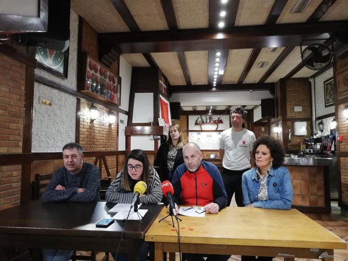 Rueda de prensa de la Federación de Peñas de Pamplona y diversos colectivos sobre la mesa de San Fermín
