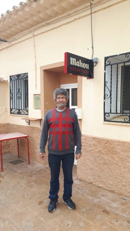 Francisco Palazón, en la puerta del bar que gestiona en Aldehuela de Liestos.