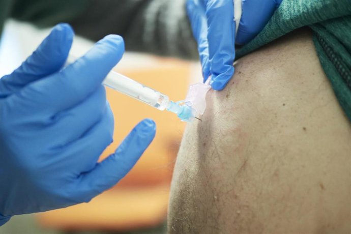 Archivo - Una sanitaria administra una vacuna contra el Covid-19