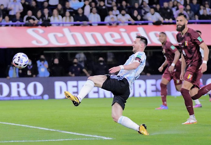 25 March 2022, Argentina, Buenos Aires: Argentina's Lionel Messi (L) in action during the 2022 South America FIFA World Cup qualifiers soccer match between Argentina and Venezuela at Bombonera Stadium. Photo: Gustavo Ortiz/dpa