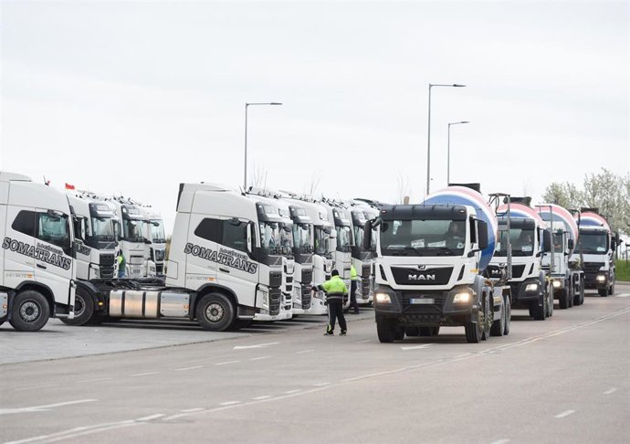 Varios camiones y cubas de hormigón estacionados   