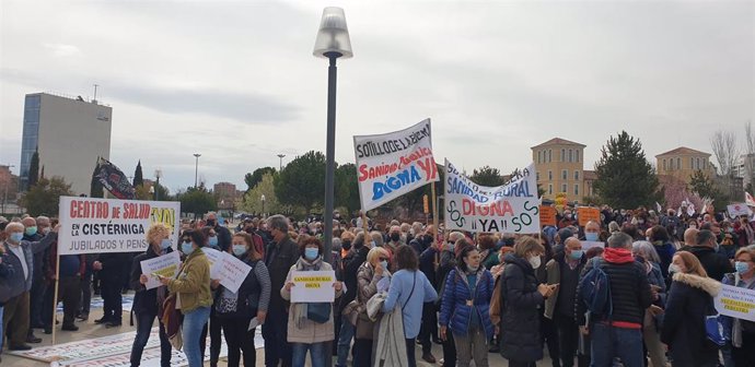 Un millar de personas se concentra frente a las Cortes para exigir una Sanidad Pública "digna" y "sin recortes"
