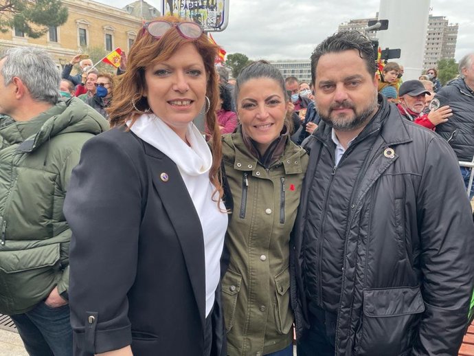 La delegada de la AVT en Aragón, Lucía Ruiz, la secretaria general de VOX en el Congreso de los Diputados, Macarena Olona, y el diputado de VOX en las Cortes de Aragón, David Arranz.