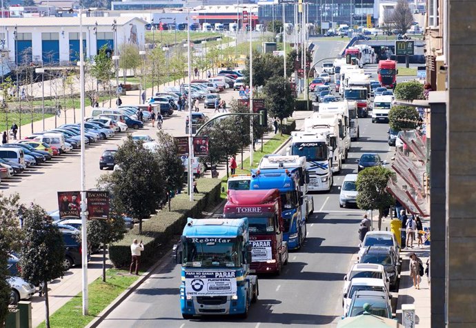 Varios camiones participan en una marcha convocada desde el polígono de Raos hasta el Centro Botín, durante el undécimo día de paro nacional de transportistas.- Archivo