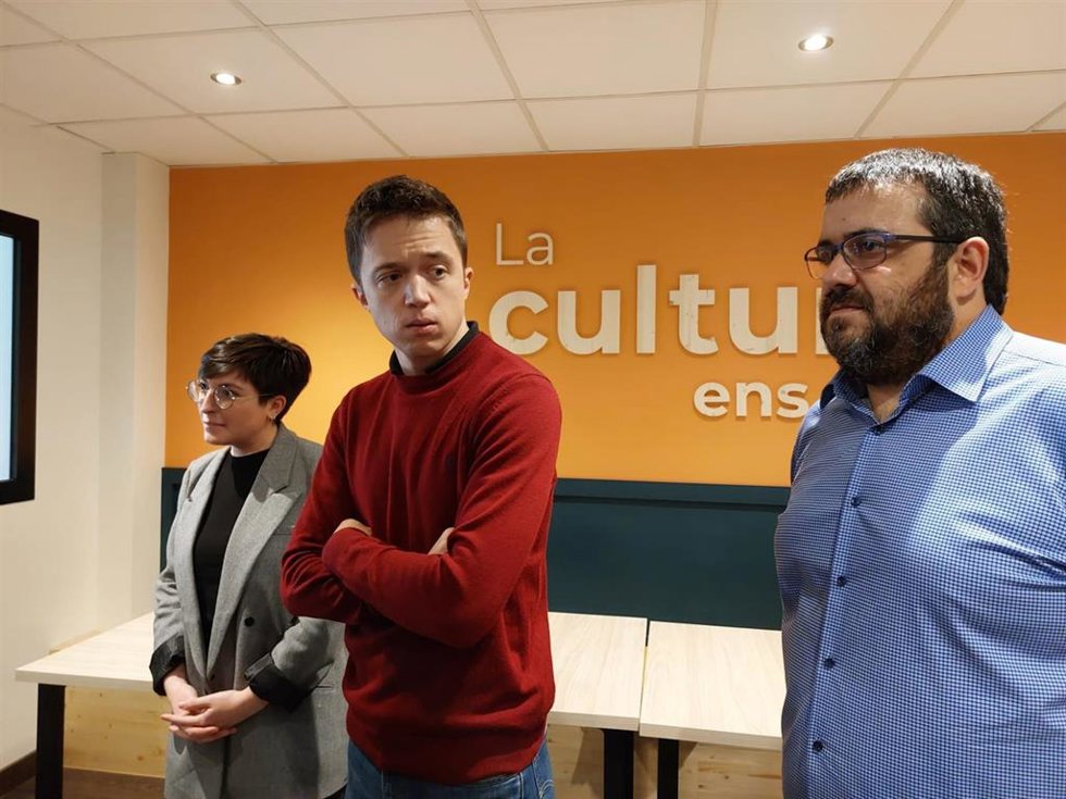 El líder de Más País, Íñigo Errejón, atiende a los medios, acompañado del senador de MÉS per Mallorca, Vicen Vidal, y la regidora Carme Gomila.