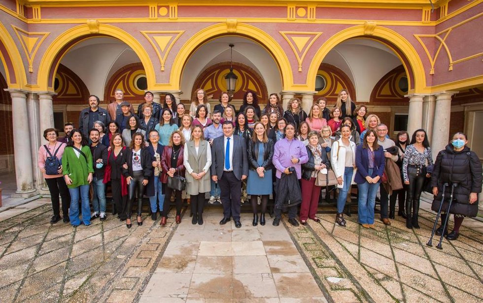 El alcalde refrenda el "compromiso" con 'Cultura en los Barrios' con la estabilidad laboral de su plantilla