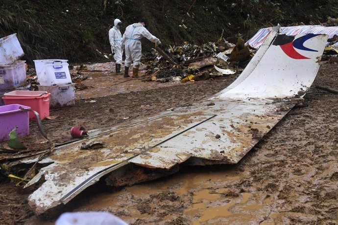 Restos del avion boeing 737-300 de China Eastern Airlines siniestrado en el sur de China con 132 personas a bordo