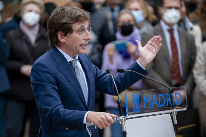 El alcalde de Madrid, José Luis Martínez-Almeida, interviene en el acto de homenaje a Tomás Serrano, concejal del distrito de Barajas, a 16 de marzo de 2022, en Madrid (España). Tomás Serrano fue concejal del distrito de Barajas entre los años 2022 y 20