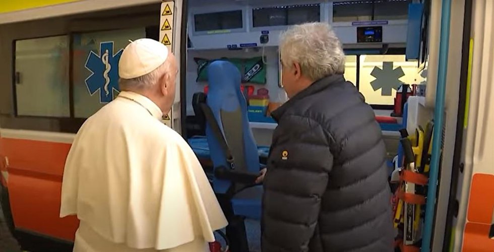 El papa bendice una ambulancia que se dirige a Ucrania