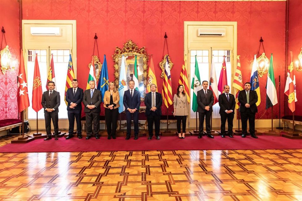 Unai Hualde (derecha) con el resto de participantes en la reunión de la Conferencia de Presidentes y Presidentas de Parlamentos Autonómicos (Coprepa)