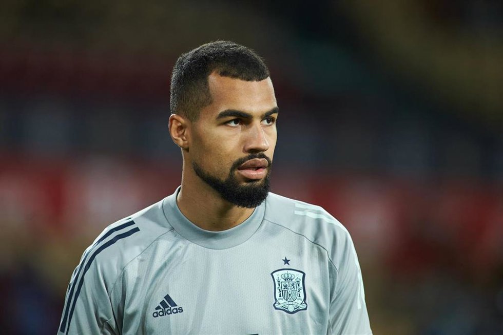 Archivo - Robert Sánchez, en un calentamiento antes de un partido con la selección española de fútbol