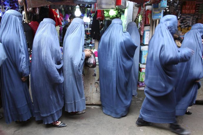 Mujeres con burka en un mercado de Kunduz, en Afganistán