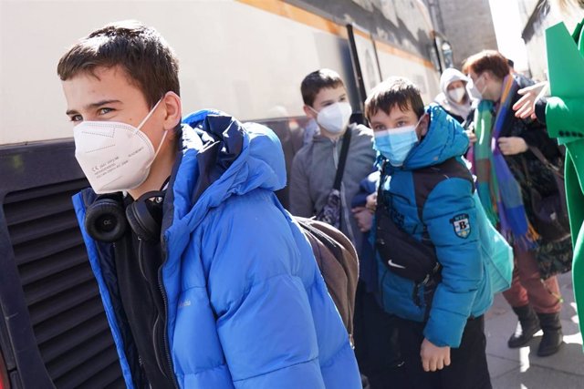 Un grupo de tres niños refugiados ucranianos a su llegada en un autobús con 47 personas ucranianas a Santiago de Compostela