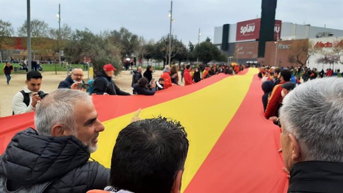 El líder de Cs en el Parlament, Carlos Carrizosa, aguanta una gran bandera española de 51 metros antes de acudir a un partido de la Selección Española en Cornell (Barcelona)
