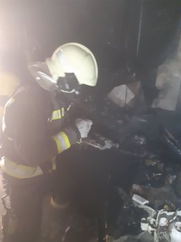 Bomberos extinguen un incendio en una vivienda de Ajo.