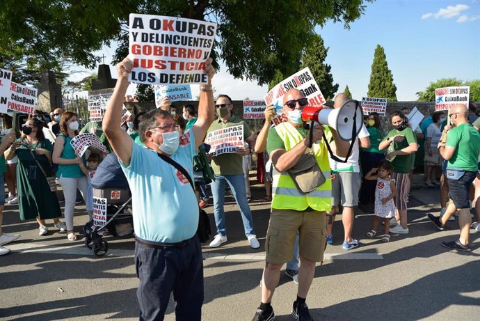 Archivo - Ciudadanos participan en la manifestación contra la 'okupación' en Horche, Guadalajara (España).