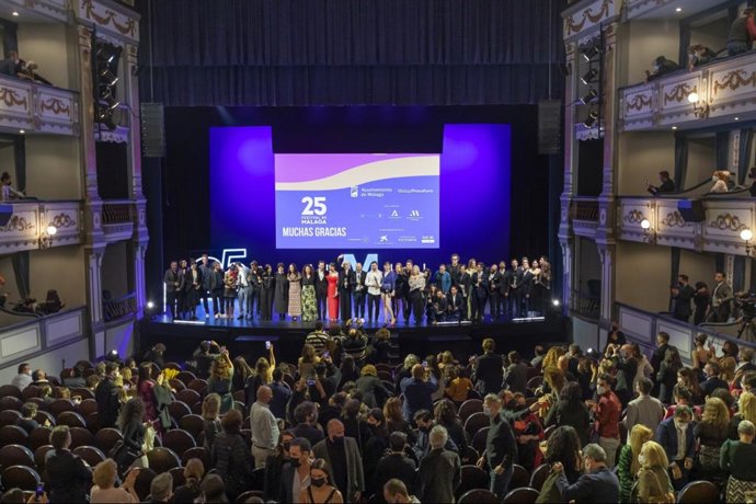 Foto de familia de los premiados en el 25 Festival de Cine de Málaga