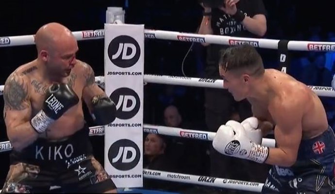 Kiko Martínez y Josh Warrington durante su pelea del peso pluma