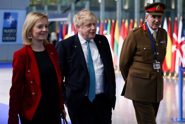 El primer ministro del Reino Unido, Boris Johnson (C), la ministra de Asuntos Exteriores, Liz Truss (L), y el representante militar ante la OTAN, Ben Bathurst, abandonan la sede de la OTAN tras una cumbre sobre la invasión rusa de Ucrania