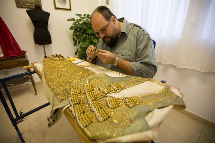 Archivo - Trabajos de restauración de un traje de luces.