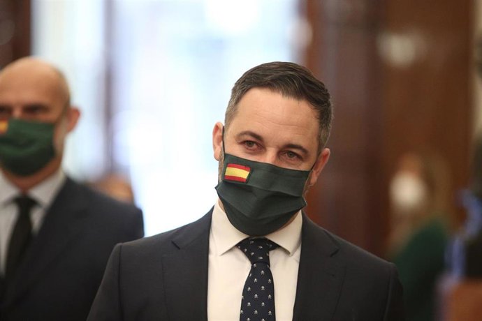 Archivo - El presidente de Vox, Santiago Abascal, protegido con mascarilla a su llegada al Congreso