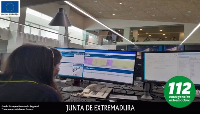 Una trabajadora en el Servicio de Urgencias y Emergencias  del 112 Extremadura.
