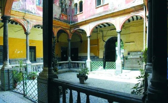 Imagen de archivo del patio de una casa palacial protegida