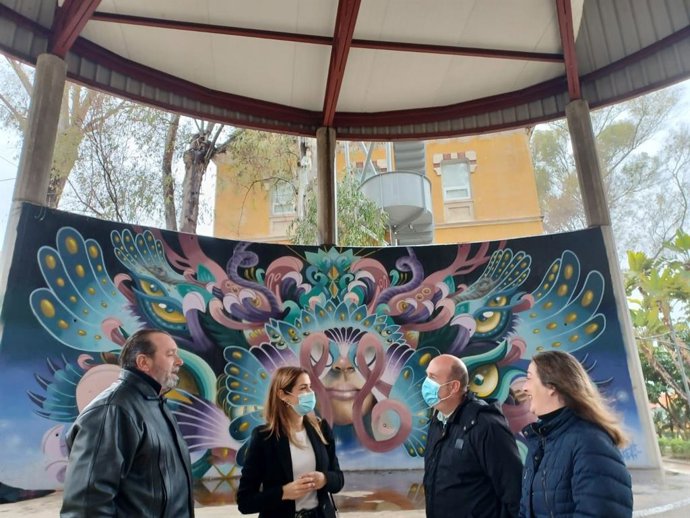 La danesa Fryda Vium firma el nuevo mural de 32 m2 en el anfiteatro del Cuartel de Artillería