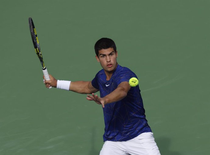 19 March 2022, US, Indian Wells: Spanish tennis player Carlos Alcaraz in action against Spain's Rafael Nadal during their Men's Singles Semi-final Tennis match of the Indian Wells Masters tennis tournament at Indian Wells Tennis Garden. Photo: Charles B
