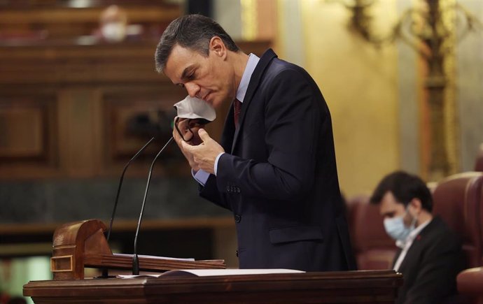 Archivo - El presidente del Gobierno, Pedro Sánchez, se quita la mascarilla para intervenir en el Pleno del Congreso