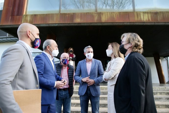 El vicepresidente, Pablo Zuloaga, el consejero de Industria, Francisco Javier López Marcano, la directora general de Acción Cultural, Gema Agudo, y miembros del Consistorio de Medio Cudeyo.