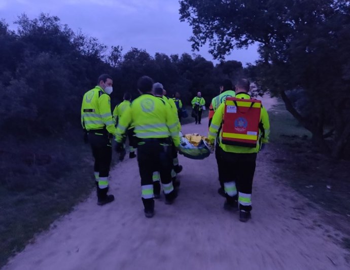 Un momento del rescate de la senderista por operarios de Samur Protección Civil.