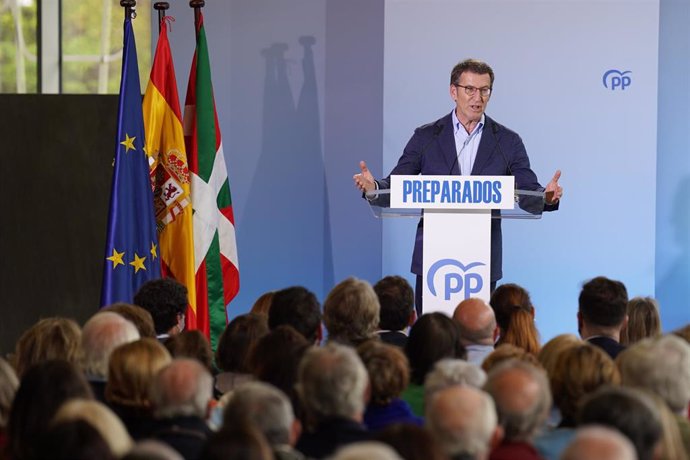 El candidato a la Presidencia del Partido Popular, Alberto Núñez Feijóo, interviene en un acto en el Palacio Euskalduna, a 24 de marzo de 2022, en Bilbao, País Vasco (España). 