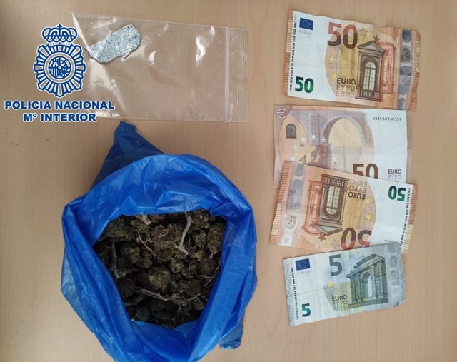 Dos detenidos con antecedentes que intentaron huir mientras llevaban marihuana y cocaína en Motril (Granada)