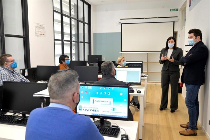 Visita al telecentro del centro cívico de Tabacalera.